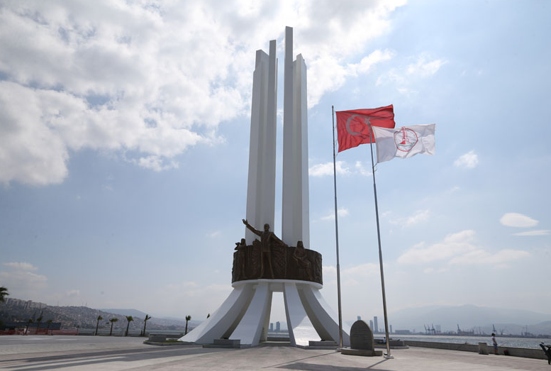 Atatürk, Annesi ve Kadın Hakları Anıtı