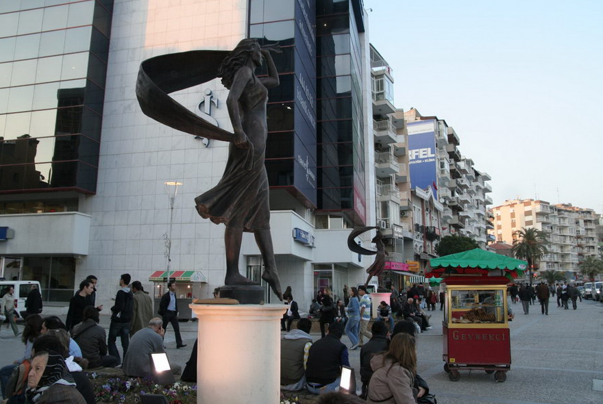 Çarşı Girişi Kadın Heykelleri