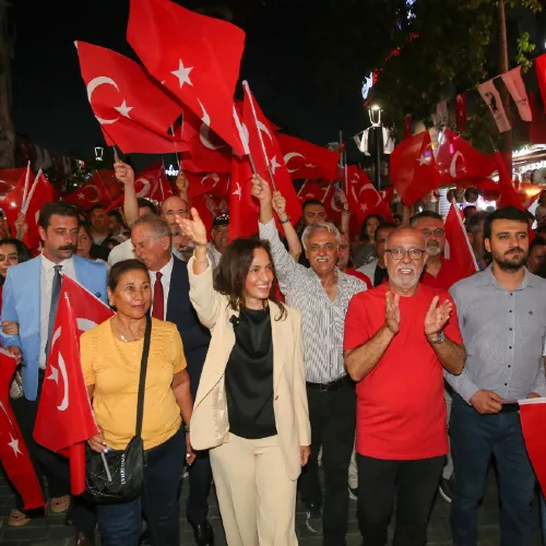 Karşıyaka Çarşısı 30 Ağustos’ta Gelincik Tarlasına Dönüştü! haber fotoğrafı