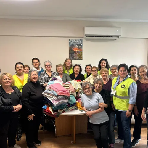 Karşıyaka’nın Çınarlarından Yürekleri Isıtan Dayanışma Örneği haber fotoğrafı