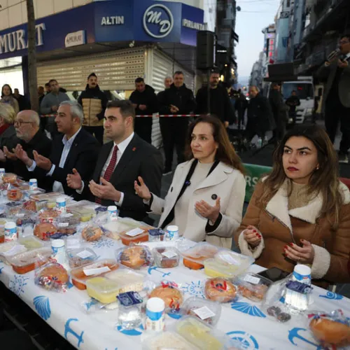 Karşıyaka Çarşı’ya Dev Sofra: 5 Bin Kişi İftarda Buluştu! haber fotoğrafı