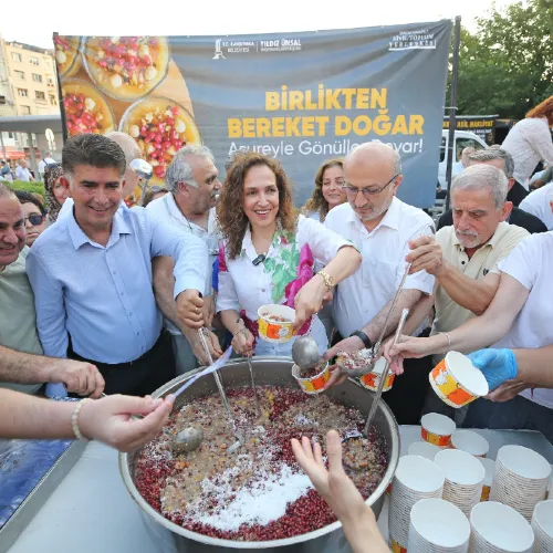 Yüzlerce Karşıyakalı Aşurenin Bereketini Paylaştı haber fotoğrafı