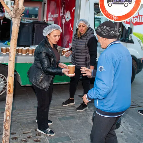 Karşıyaka’da 15 Bin Kişiye Sıcak Çorba İkramı haber fotoğrafı