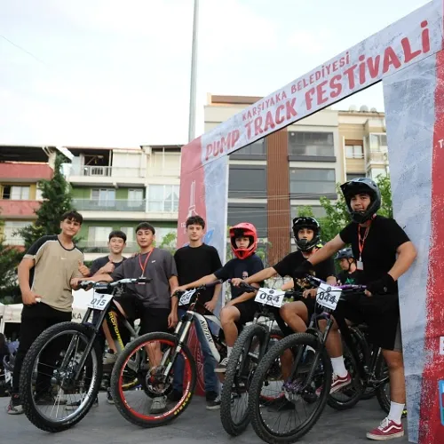 Karşıyaka Belediyesi’nden Türkiye’de Bir İlk: Heyecan Dolu Pump Track Gece Yarışı! haber fotoğrafı