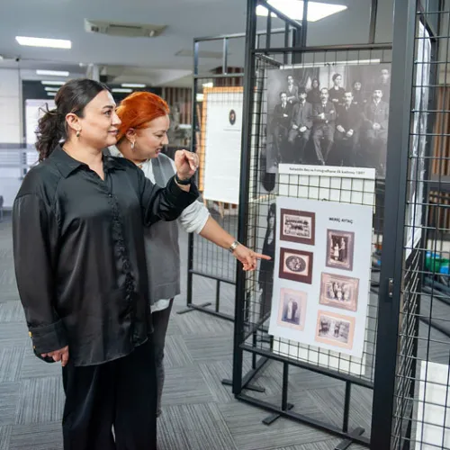 Karşıyaka Belediyesi’nden Fotoğraf Tarihine Işık Tutan Sergi haber fotoğrafı