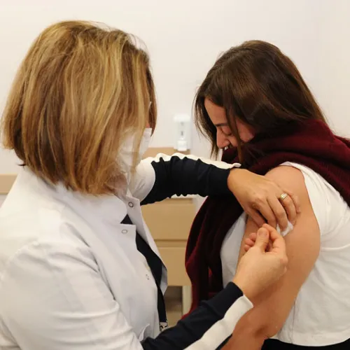 Örnek Kampanya Büyüyor: Karşıyakalı Gençlere Ücretsiz HPV Aşısı haber fotoğrafı