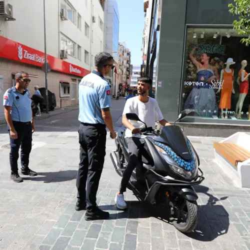 Yaya Yollarında Scooter Ve Motora Geçit Yok haber fotoğrafı