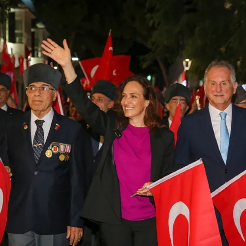 Karşıyaka’da 9 Eylül Coşkusu Sokakları Kırmızı Beyaza Bürüdü haber fotoğrafı