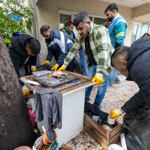 Karşıyaka Belediyesi’nden Çöp Eve Müdahale: 3 Ton Çöp Çıkarıldı haber fotoğrafı